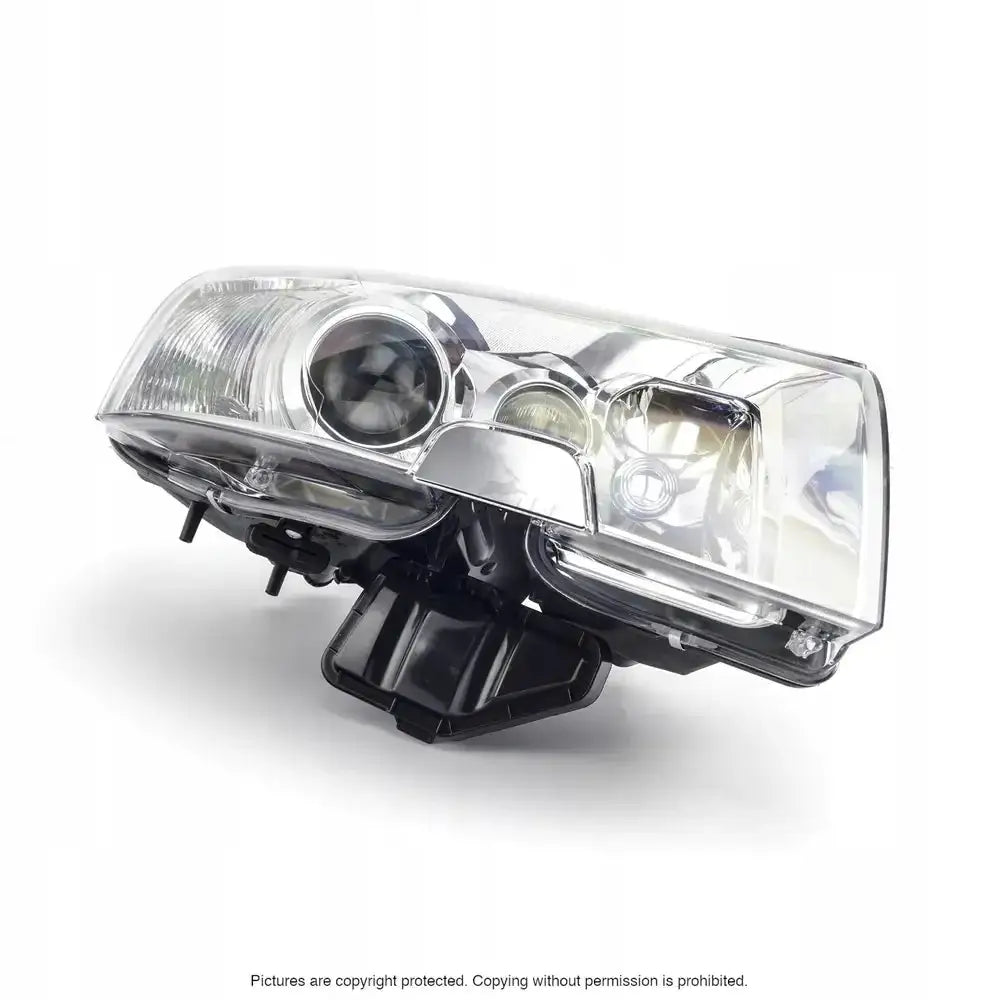 Headlamp Skoda Superb 01-08 med klart glass, kromdetaljer og svart plasthus sett skrått forfra.