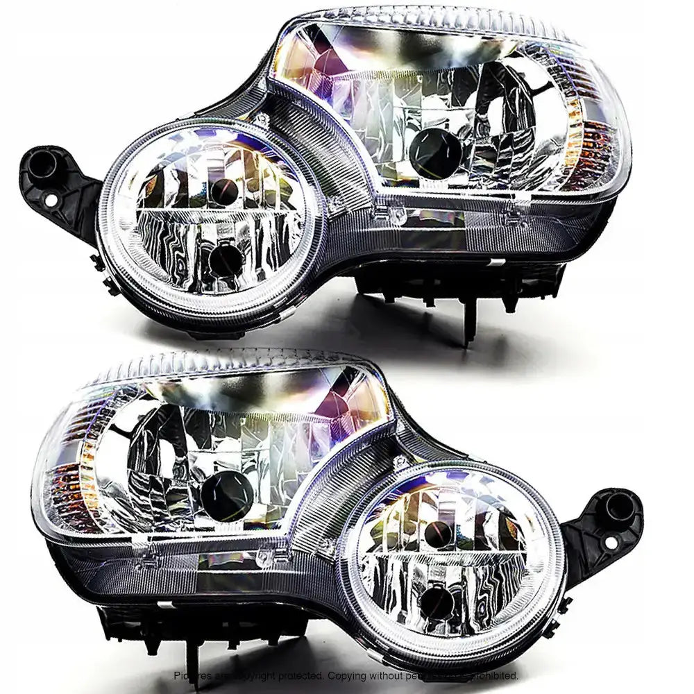 Frontlykter Skoda Yeti 09-13 med klart glass og kromdetaljer, sett skrått forfra på hvit bakgrunn.