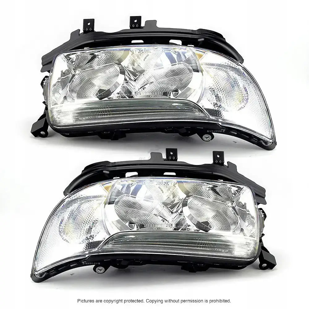 Frontlykter Subaru Forester 05-08 H1 med klar plast, svart ramme og doble lamper på hvit bakgrunn.