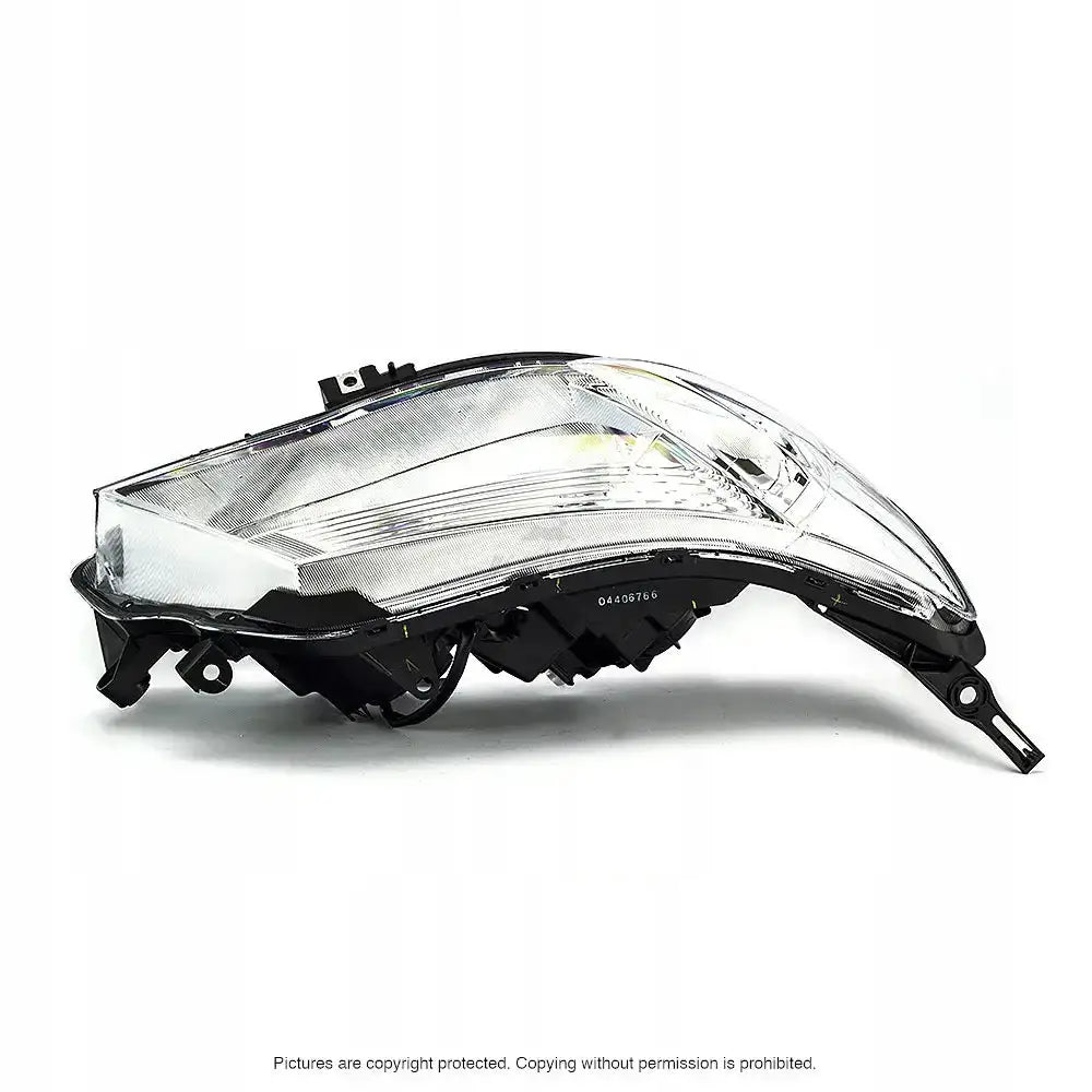 Frontlykter Subaru Forester 08-13 med klar plast, sort hus og synlige reflektordetaljer fra skrå side.