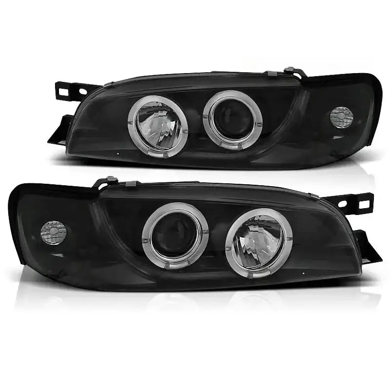 Hovedlykter Subaru Impreza Angel Eyes Black med doble sirkulære lys og svarte hus, sett fra skrå frontvinkel.