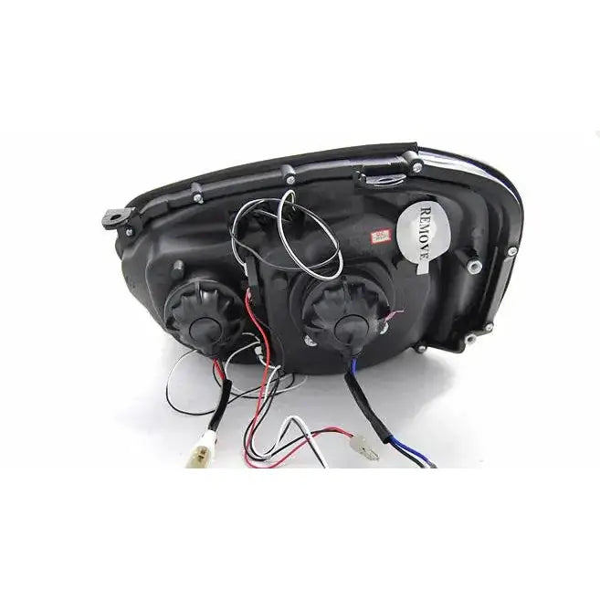 Headlamp bakside av Subaru Impreza II GD Angel Eyes Black med ledninger og deksler mot hvit bakgrunn.