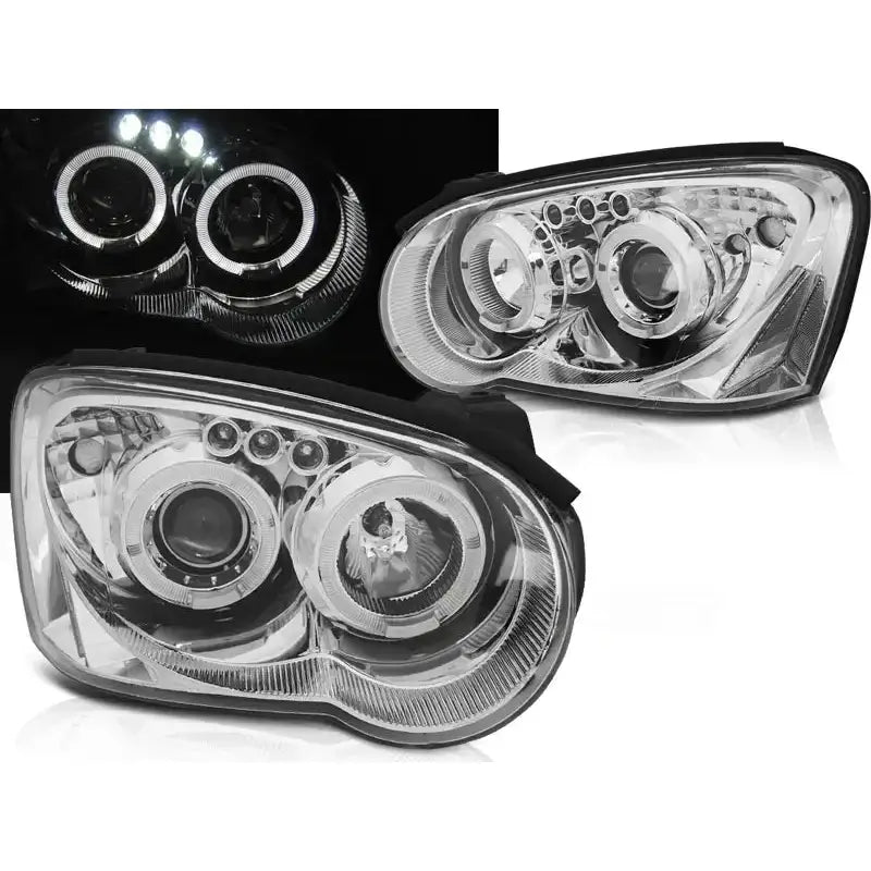 Frontlykter Subaru Impreza II GD 03-05 Angel Eyes Chrome med rund design og kromdetaljer, sett fra skrå vinkel.