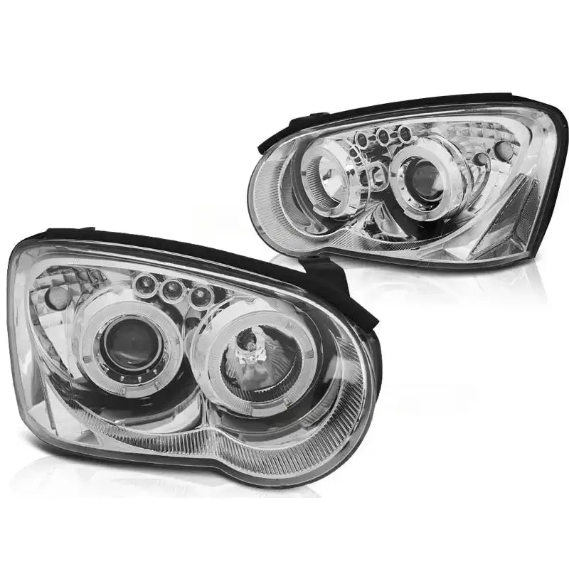 Hovedlykter Subaru Impreza II GD 03-05 Angel Eyes Chrome med reflektorringer, sett fra skrå vinkel.
