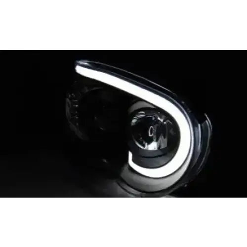 Hovedlykter Subaru Impreza II GD 03-05 med hvit LED-lysstripe i tube light-design mot svart bakgrunn.