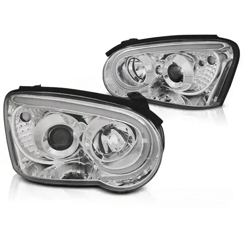 Frontlykter Subaru Impreza II GD 03-05 Tube Light Chrome med klare glass og sorte kanter, skrå vinkel.