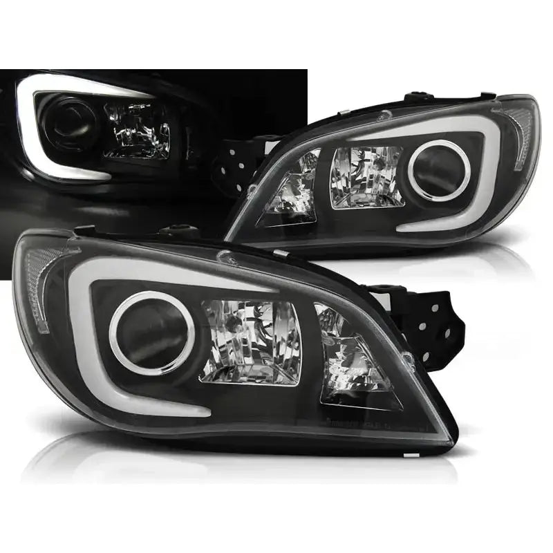Frontlykter Subaru Impreza II GD 06-07 med sort hus, klart glass og LED-lysring, sett fra skrå vinkel.