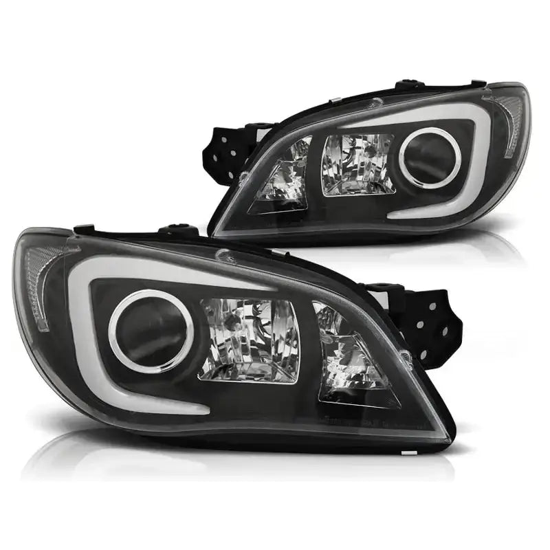 Hovedlykter Subaru Impreza II GD 06-07 med svart bakgrunn, klare linser og LED-ring rundt hovedpæren.