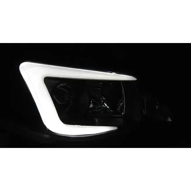 Hovedlys Subaru Impreza III GH 07-12 Tube Black med hvit LED-lysramme i mørkt miljø.