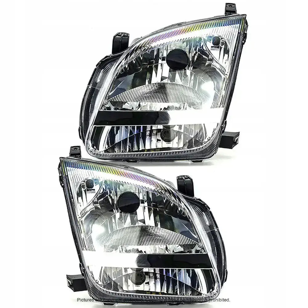 Frontlykter Suzuki Ignis II 03-07 med klart glass og sort plast, vist fra skrå forside på hvit bakgrunn.