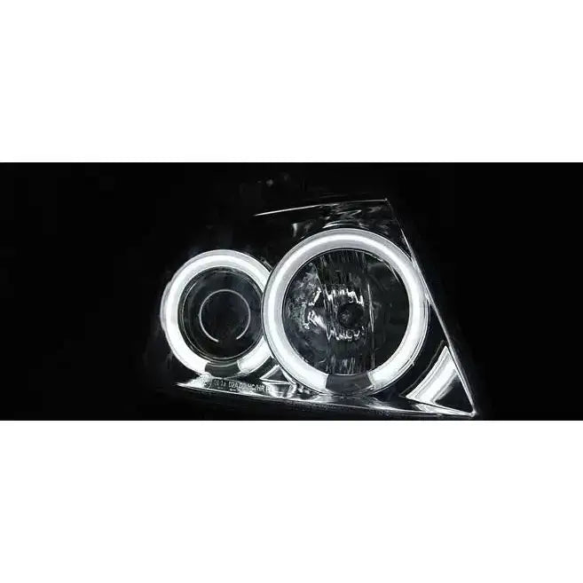 Headlights Suzuki Swift 05.05-10 med klare LED-lysringer, sett mot mørk bakgrunn.