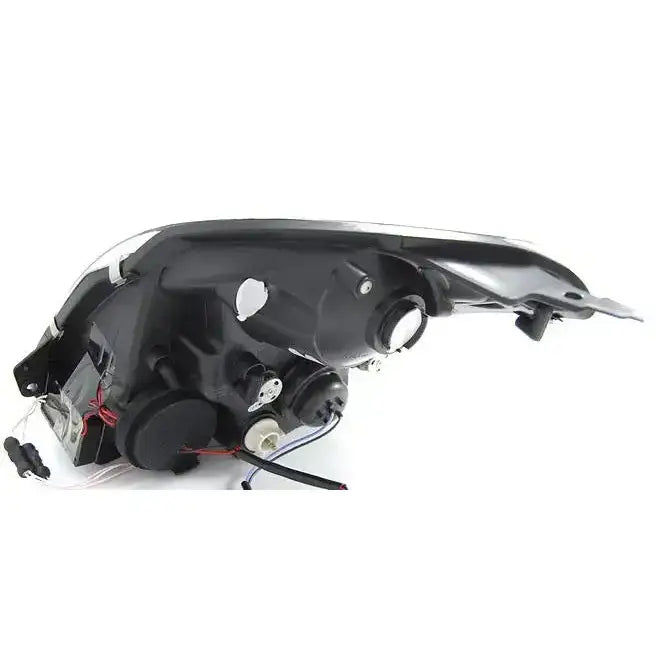 Headlamp bakside av Suzuki Swift frontlykt 2005-2010 med tilkoblingspunkter og ledninger synlige.