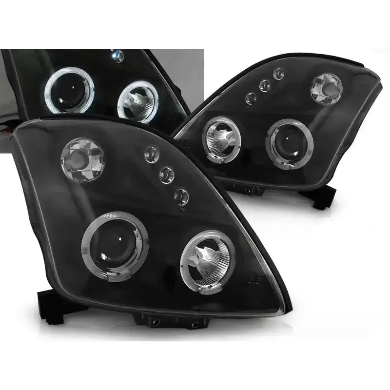 Frontlykter Suzuki Swift 05.05-10 Angel Eyes Black med sotet glass og kromdetaljer, sett fra skrå vinkel.