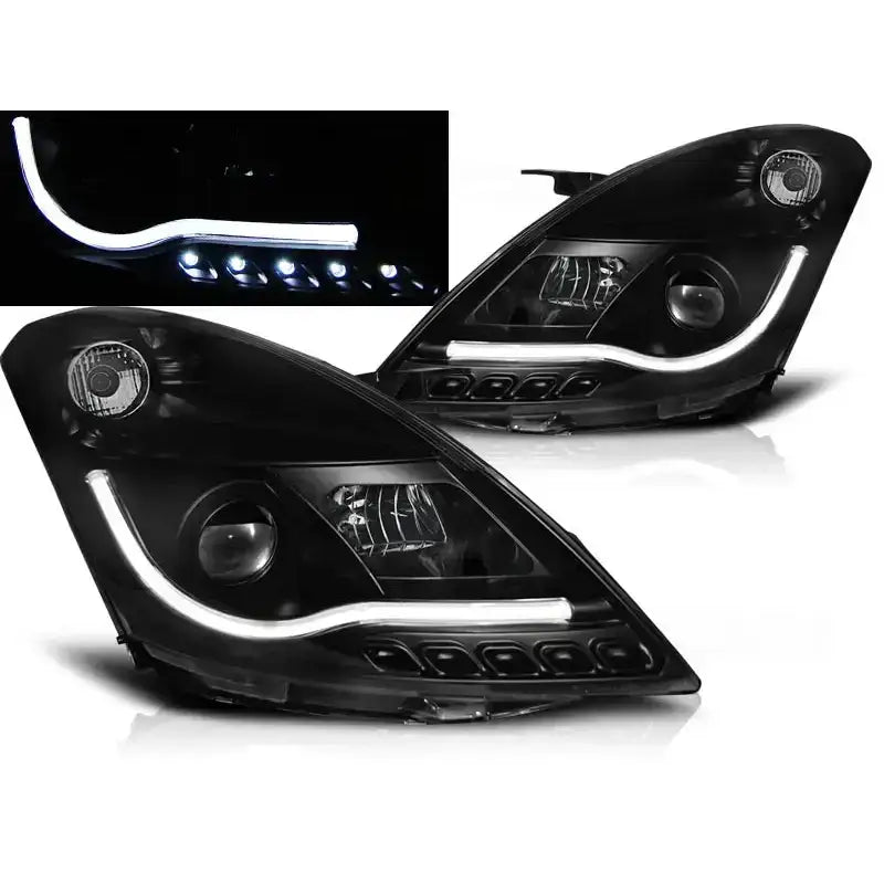 Frontlykter Suzuki Swift IV Tube Light Black med LED-lysstripe, sett fra skrå vinkel, nærbilde av LED-stripen.