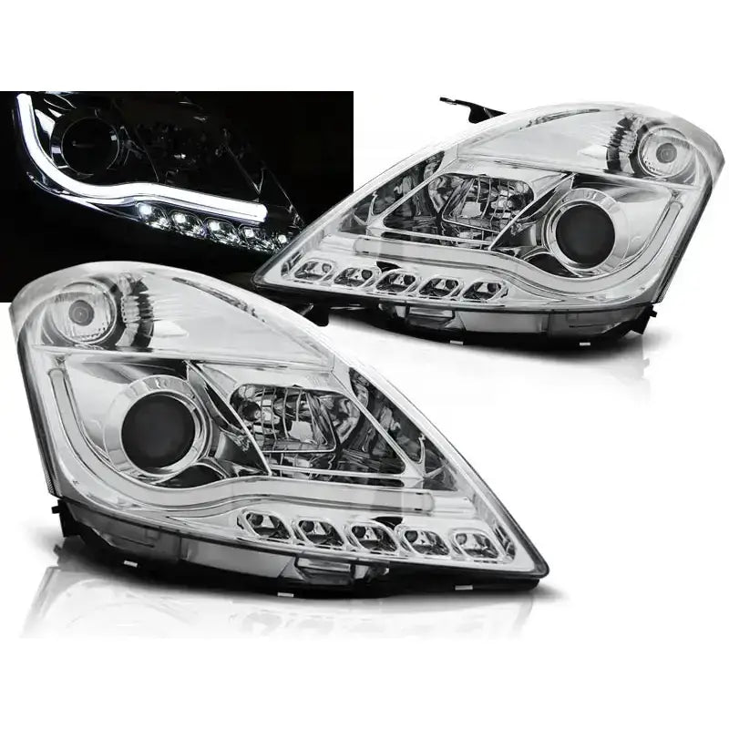 Frontlykter Suzuki Swift IV Tube Light Chrome med LED og reflektorer, sett fra skrå vinkel.