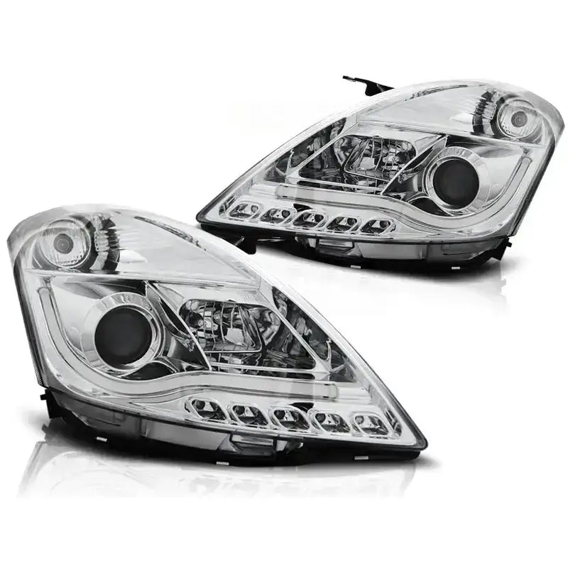 Hovedlykter Suzuki Swift IV Tube Light Chrome med LED-lys, sett fra skrå vinkel.