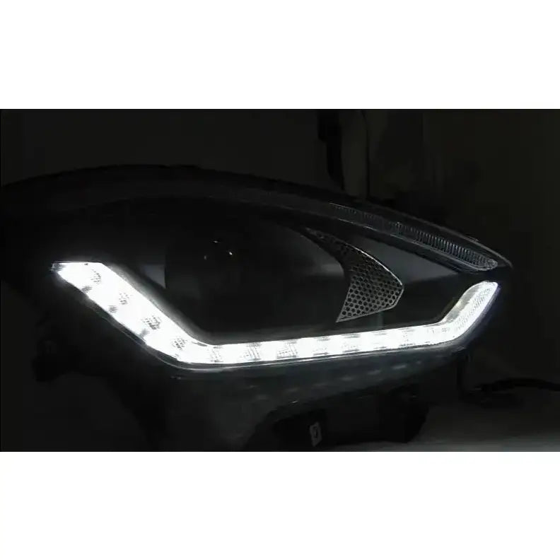 Headlights Suzuki Swift VI 17- Tube Light SEQ Black sett skrått forfra med tydelig hvit LED-lysstripe.