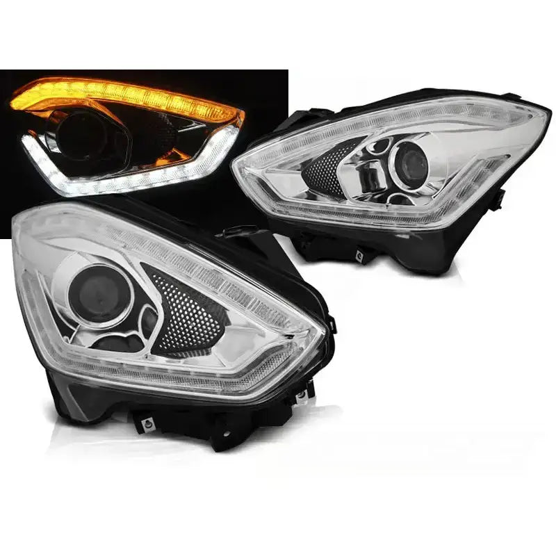 Frontlykter Suzuki Swift VI 17 Tube Light SEQ Chrome sett skrått med detalj av LED-lys påslått.