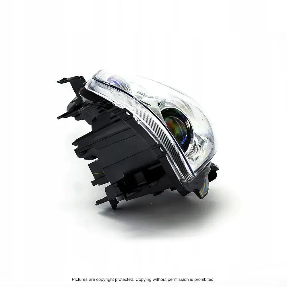 Headlights Toyota Auris I 07-10 med klar plastlinse, svarte detaljer og to synlige reflektorer.