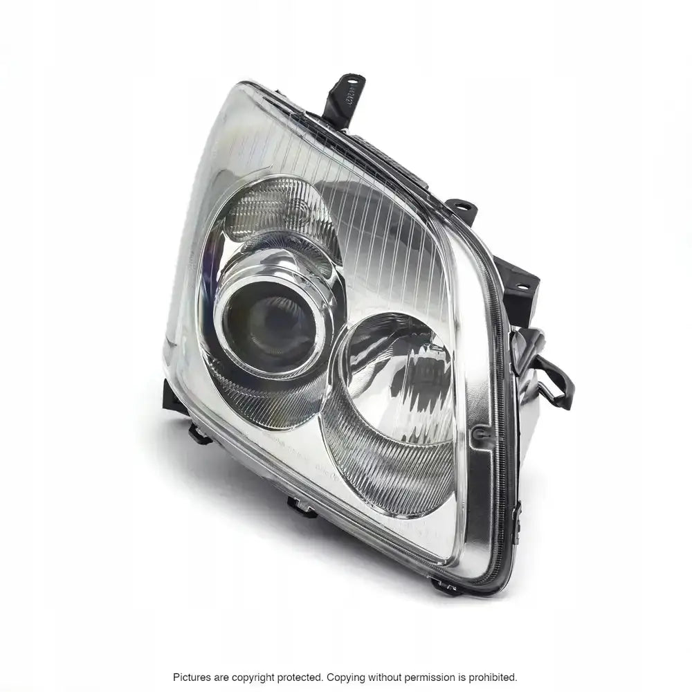 Headlights Toyota Avensis T25 halogen, klart glass og sort plast sett i trekvart vinkel forfra.