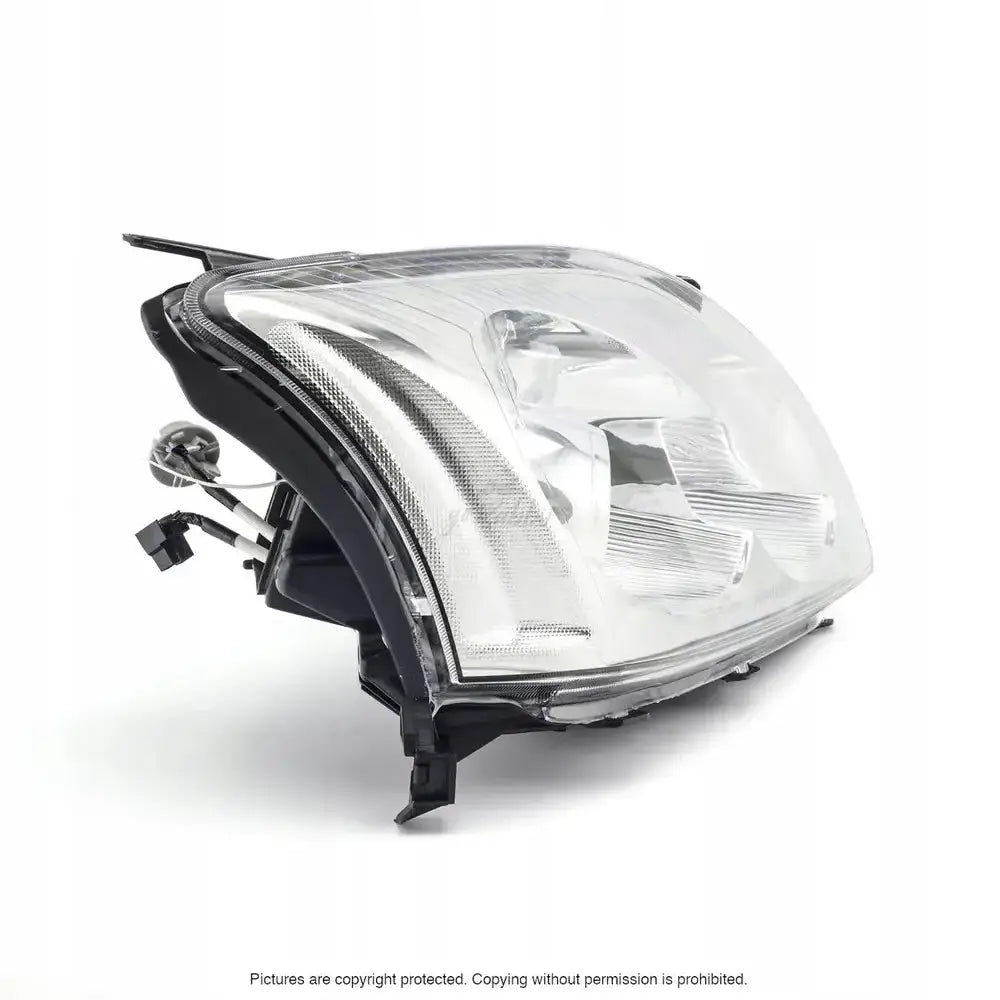 Headlamp Toyota Avensis T25 03-06 halogen vist fra skrå vinkel med reflektorer og braketter.