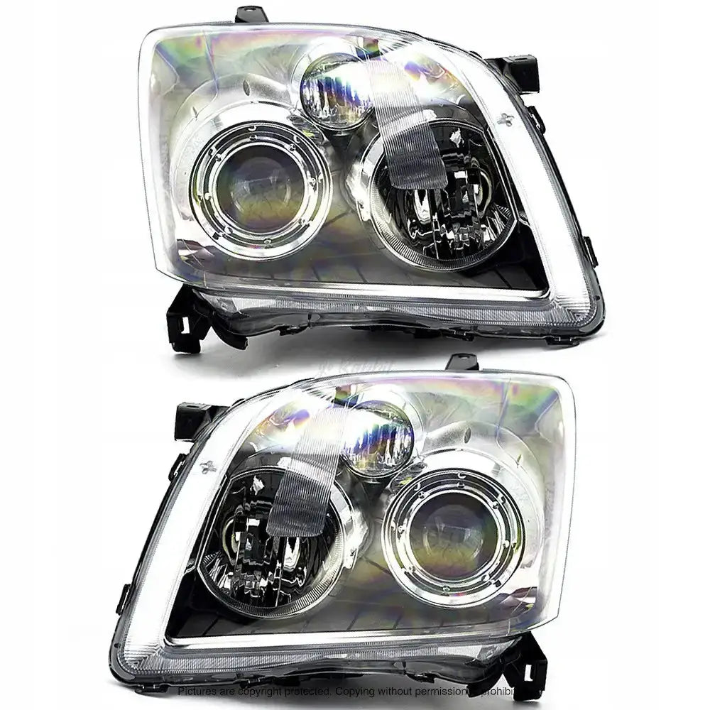 Frontlykter Toyota Avensis T25 06-08 med klare linser og kromdetaljer sett fra skrå vinkel.