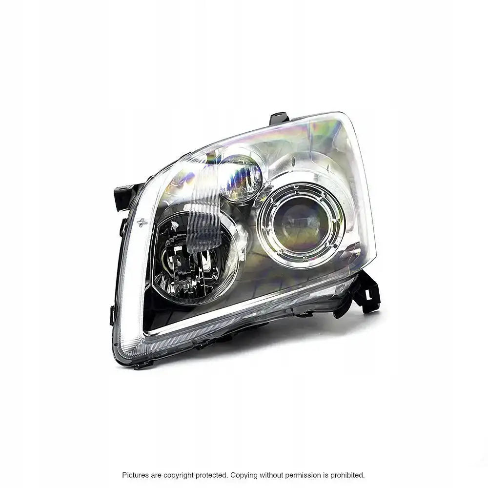 Hovedlykter Toyota Avensis T25 06-08 med klare linser, sølv innside og synlige LED-elementer.