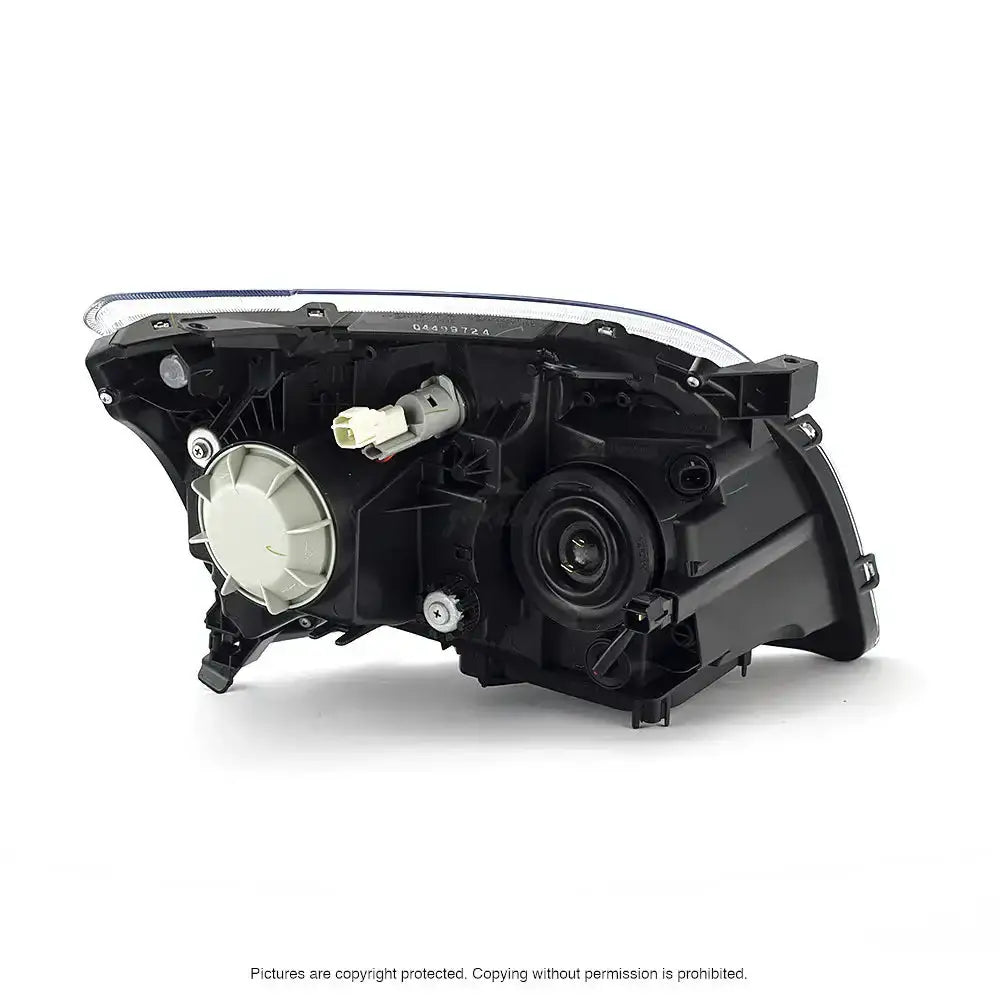 Headlamp bakside av Toyota Avensis T25 06-08 lykt med grå deksel og tilkoblingspunkter.