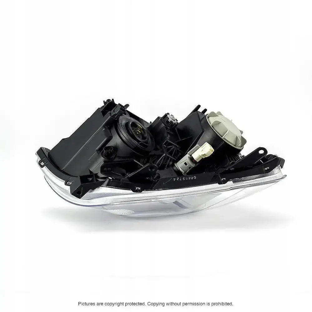 Hovedlykter Toyota Avensis T25 06-08 sett bakfra med synlige kontakter og tilkoblingspunkter.