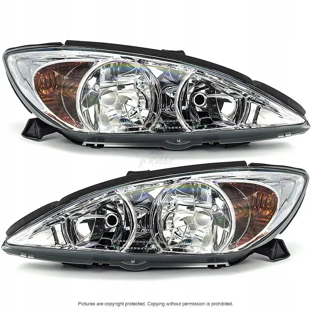 Frontlykter Toyota Camry 01-06 med klart glass, krom detaljer og oransje reflektor, sett forfra.