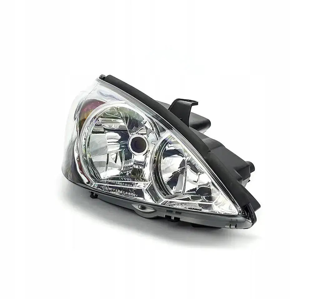 Hovedlys Toyota Camry 01-06 frontlykt med svart ramme og reflektor, sett fra skrå vinkel.