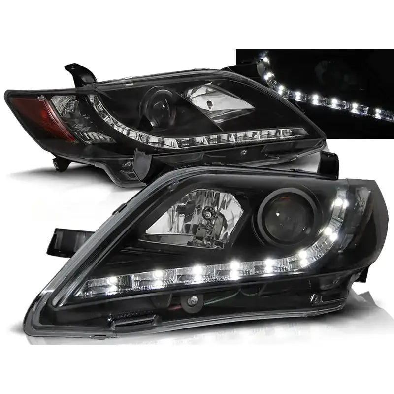 Frontlykter Toyota Camry 6 XV40 06-09 i sort med LED-lysrem, avbildet fra skrå vinkel.