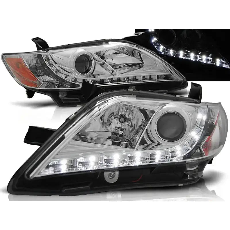 Frontlykter Toyota Camry 6 XV40 06-09 med LED-lysrekke og kromdetaljer, sett skrått forfra.
