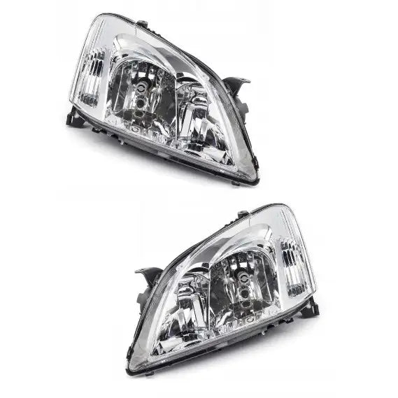 Frontlykter Toyota Corolla E12 02-04 sett forfra med klar plast og detaljer på hvit bakgrunn.