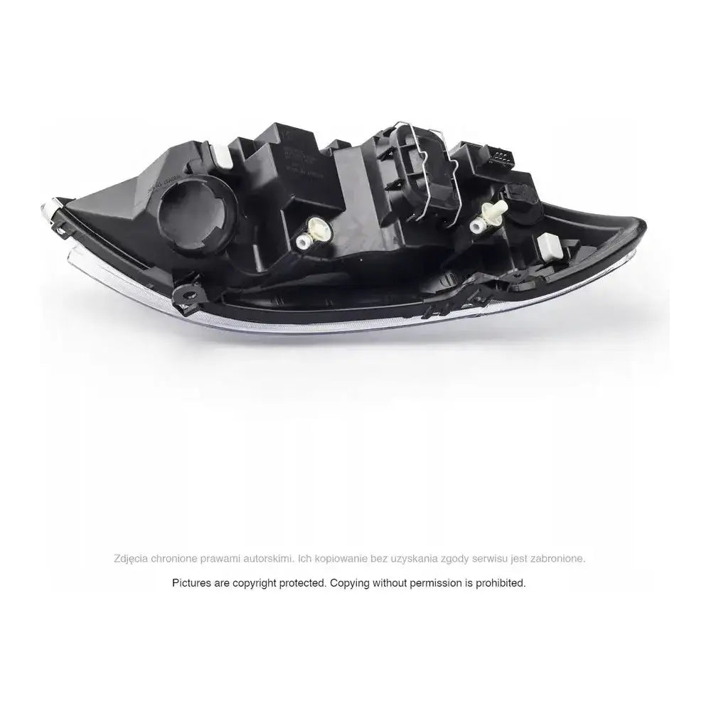 Hovedlys Toyota Corolla E12 02-04 sett fra siden med koblingspunkter og skruefester mot hvit bakgrunn.