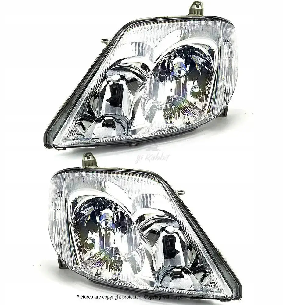 Frontlykter Toyota Corolla E12 04-07 med klart glass og kromreflektere, sett fra skrå forside.