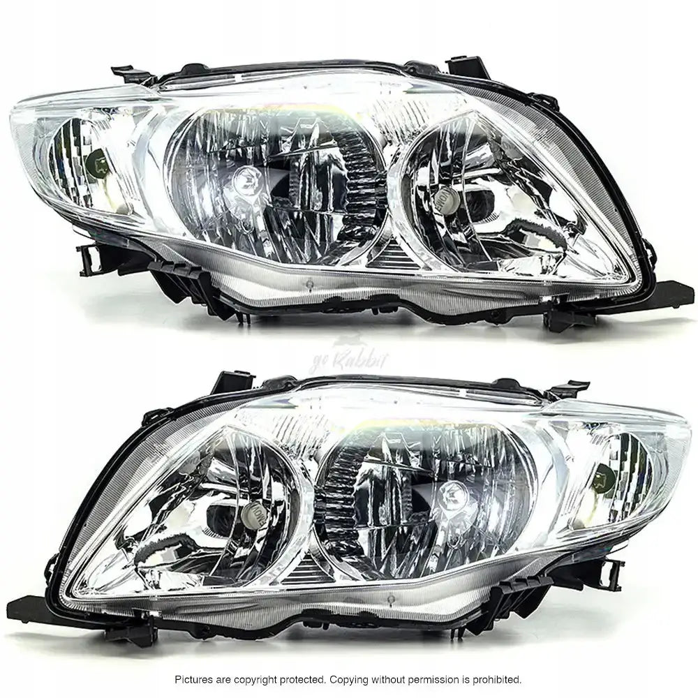 Frontlykter Toyota Corolla E15 06-10 med klar plast, sort ramme og synlige reflektorer sett fra skrå vinkel.