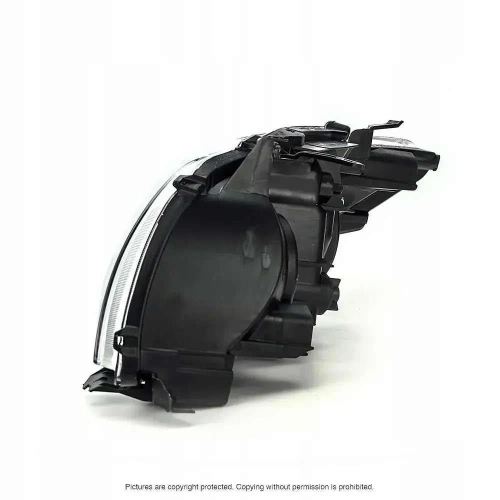 Hovedlys Toyota Corolla E15 sett fra skrå bakside med synlige festeanordninger og klar glassfront.