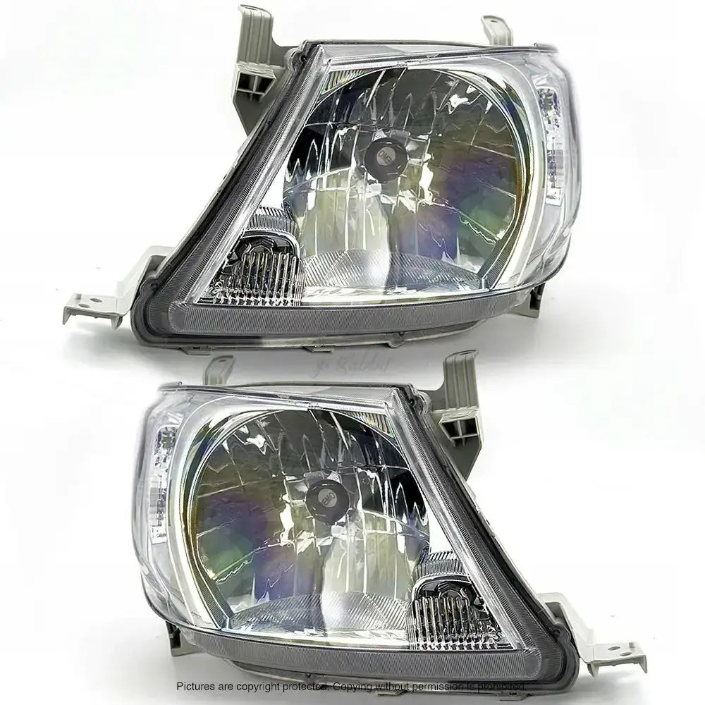 Frontlykter Toyota Hilux 08-12 H4 vist fra skrå forsidevinkel med reflektorer og fester.