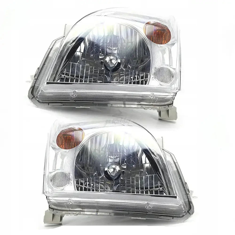 Frontlykter Toyota Land Cruiser 120 02-09, klare med kromdetaljer og oransje blinklys, sett forfra.