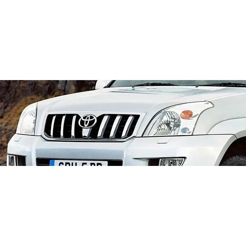 Hovedlykter Toyota Land Cruiser 120 med krom grill og tydelige lys sett fra skrått forfra.