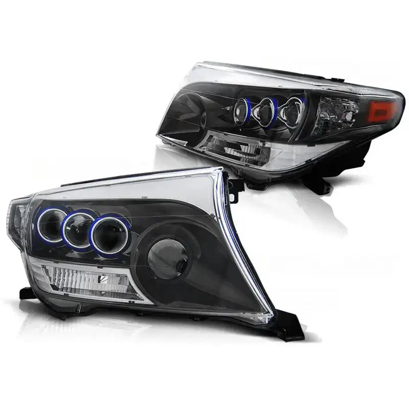 Frontlykter Toyota Land Cruiser FJ200 med tre LED-ringer og blå detaljer, vist fra skrå vinkel.
