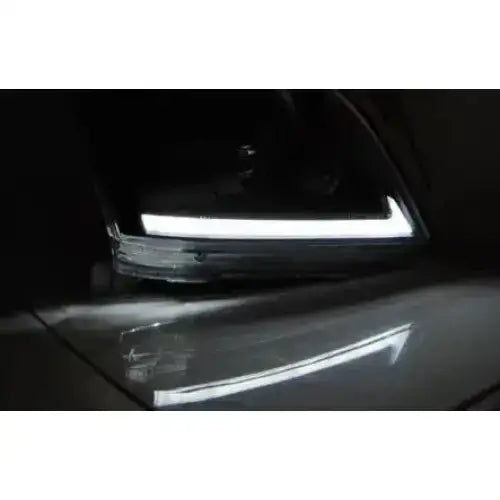 Hovedlykter Toyota Land Cruiser J120 med hvitt LED-lys, nærbilde av lys i mørket.
