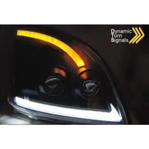 Hovedlys Toyota Land Cruiser J120 sort LED-lykt med oransje blinklys og hvit lyslist, skrå vinkel.