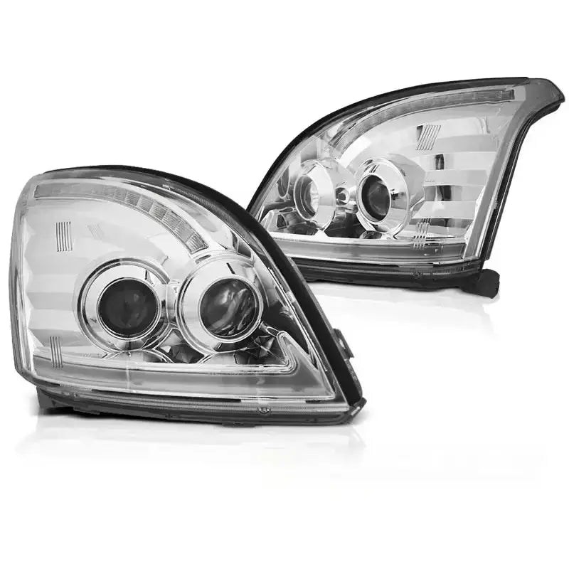 Frontlykter Toyota Land Cruiser J120 02-09 Tube Light SEQ Led Chrome med sorte detaljer og to sirkulære lysenheter.
