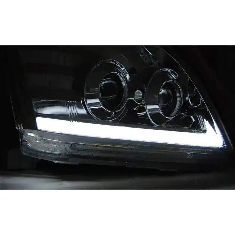 Hovedlys Toyota Land Cruiser J120 LED tube light med krom reflektor og markant LED-lyslist nederst.