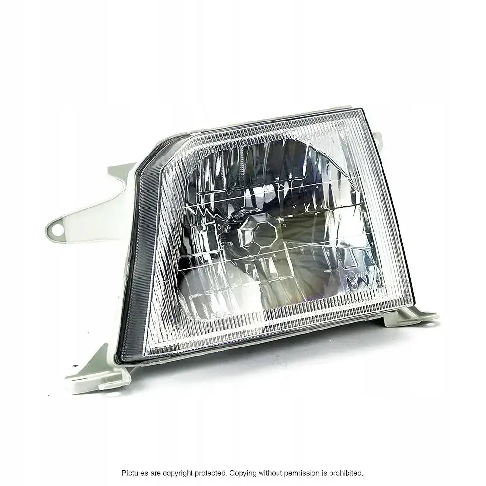 Hovedlykter Toyota Land Cruiser J90 med klart glass og synlige refleksdetaljer sett fra skrå vinkel.