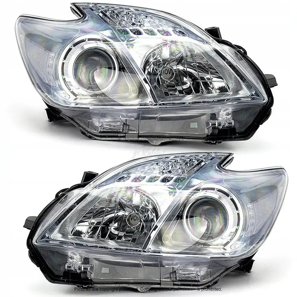 Frontlykter Toyota Prius 09-12 H11 med klare glass og sorte innfatninger sett fra skrå vinkel.