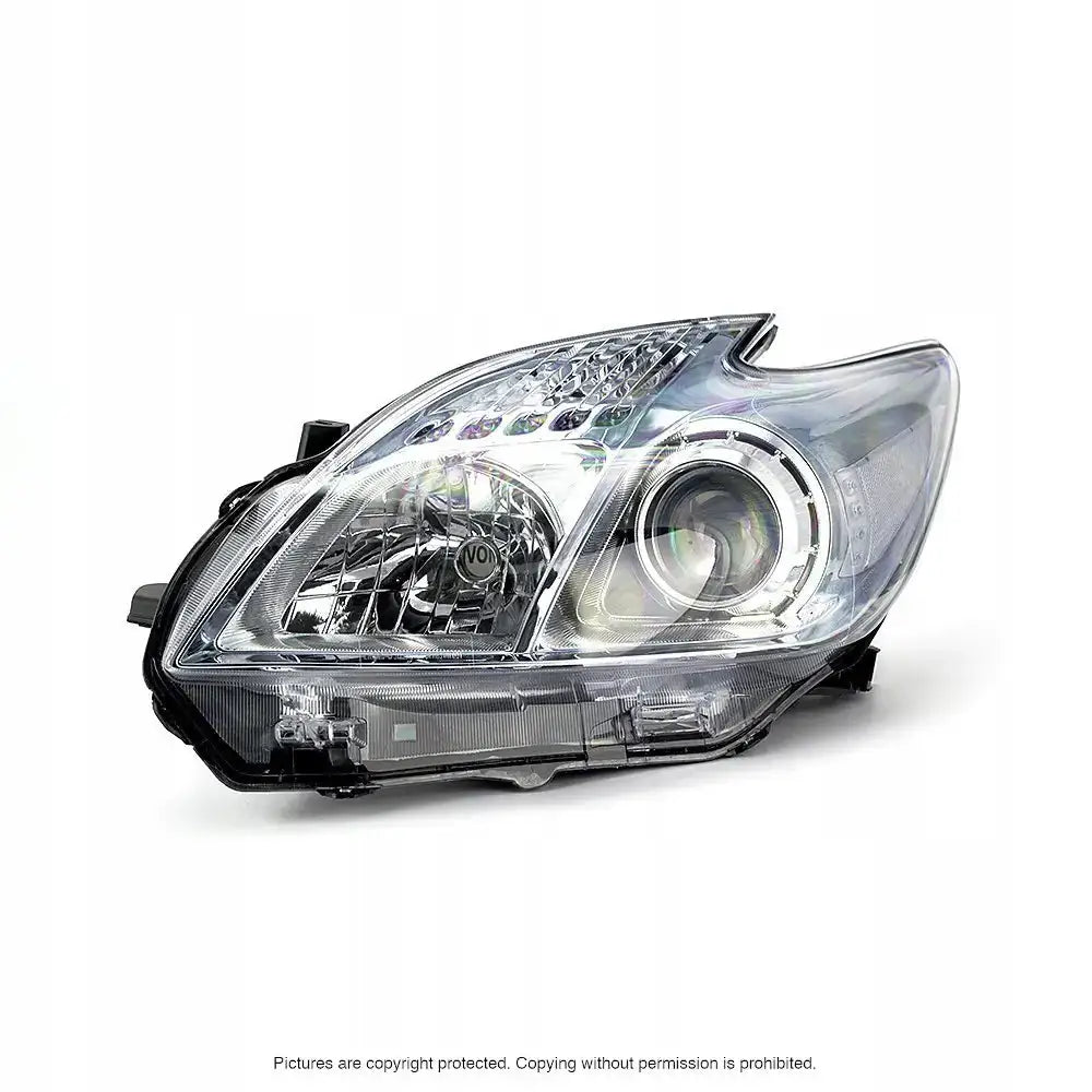 Hovedlykter Toyota Prius 09-12 H11 vist skrått fra venstre med klare linser og sorte detaljer.