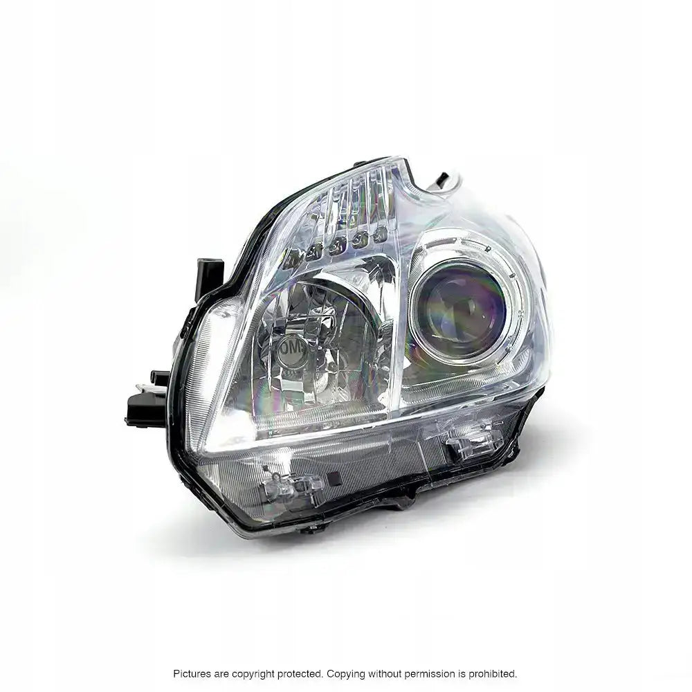 Headlights Toyota Prius 09-12 H11 med klare linser og flere reflektorer, sett skrått forfra.